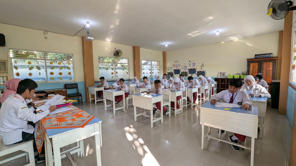 Siswa di Malang mengikuti kegiatan belajar di ruang kelas