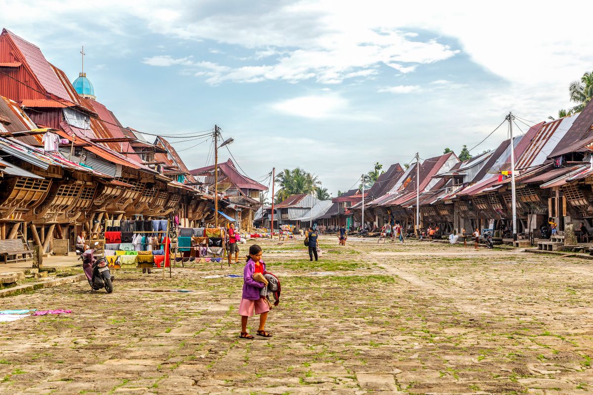 Warga beraktivitas bersama di sebuah desa tradisional Indonesia