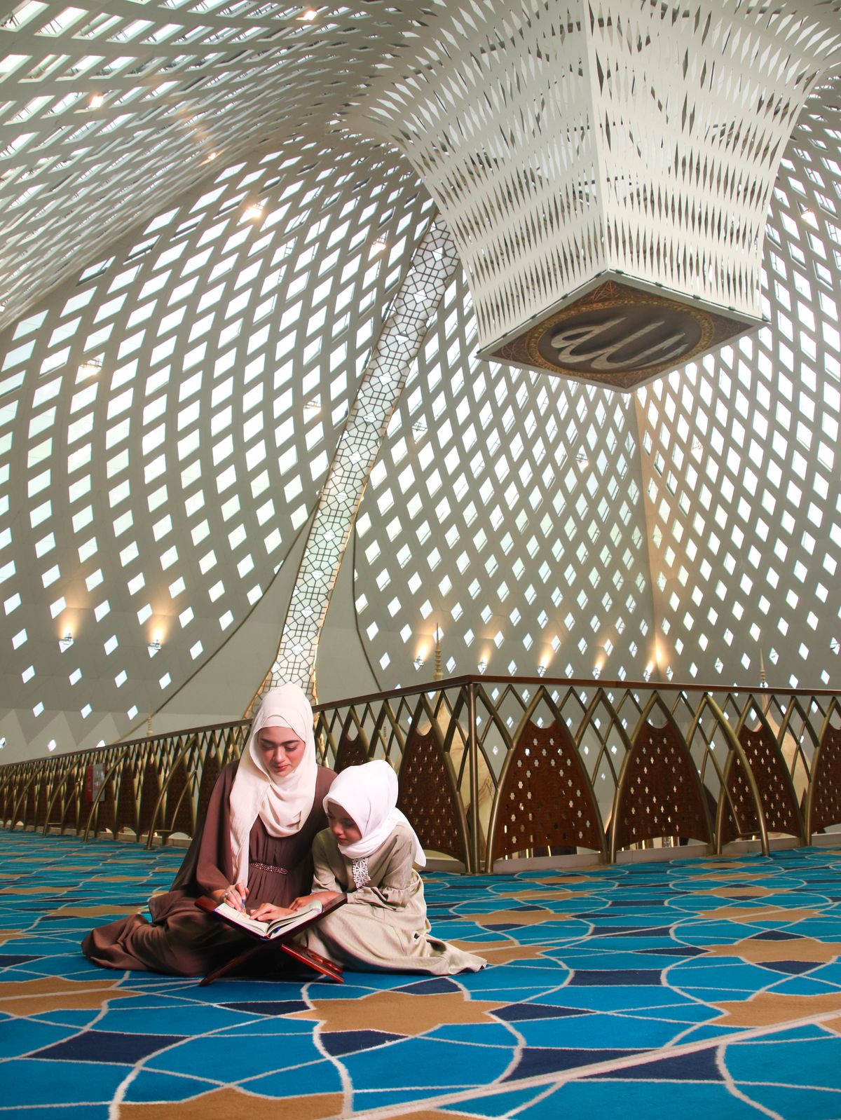 Ibu dan anak Indonesia membaca bersama di Jawa Barat