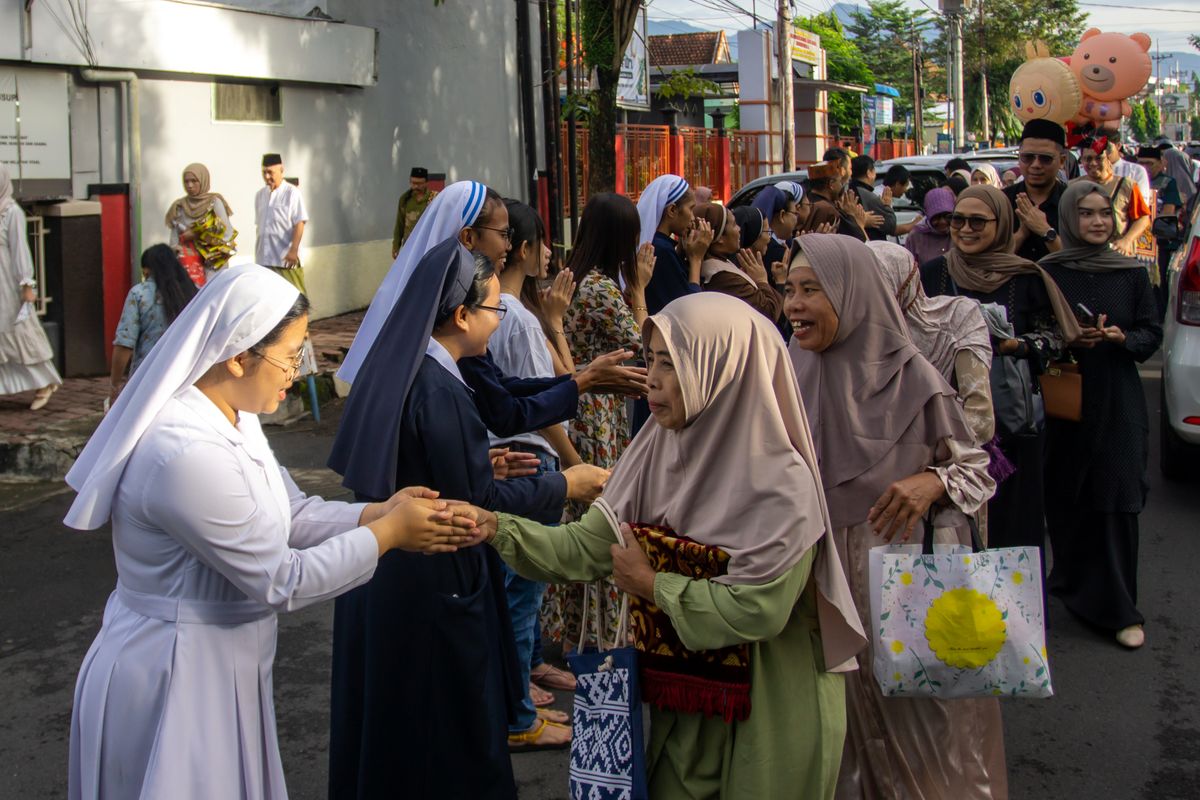 Perempuan dari komunitas berbeda saling menyapa di Jawa Timur