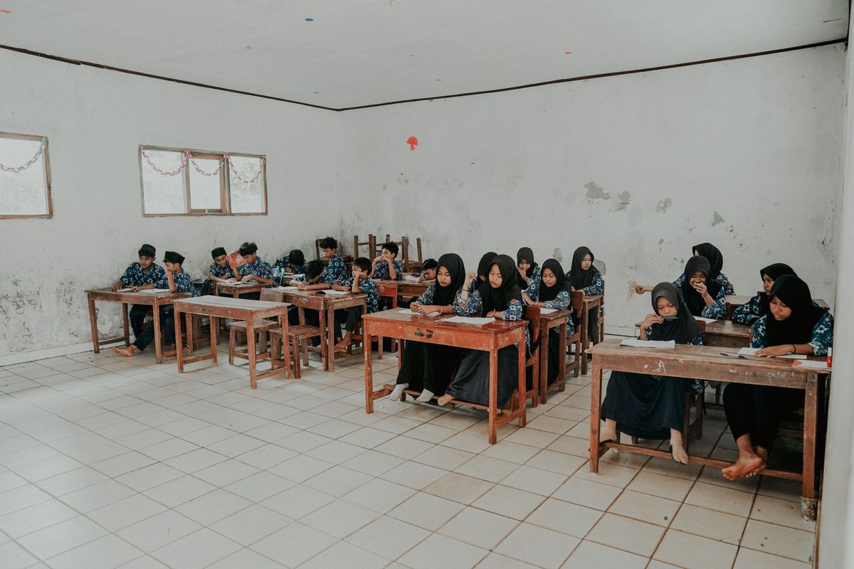 Siswa di Pandeglang, Banten, mengikuti kegiatan pembelajaran