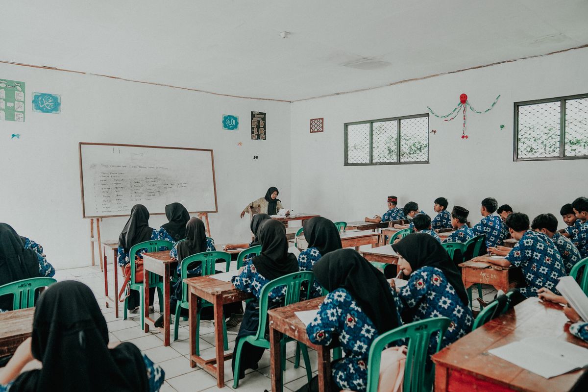 Guru dan siswa Indonesia mengikuti pelajaran di Pandeglang