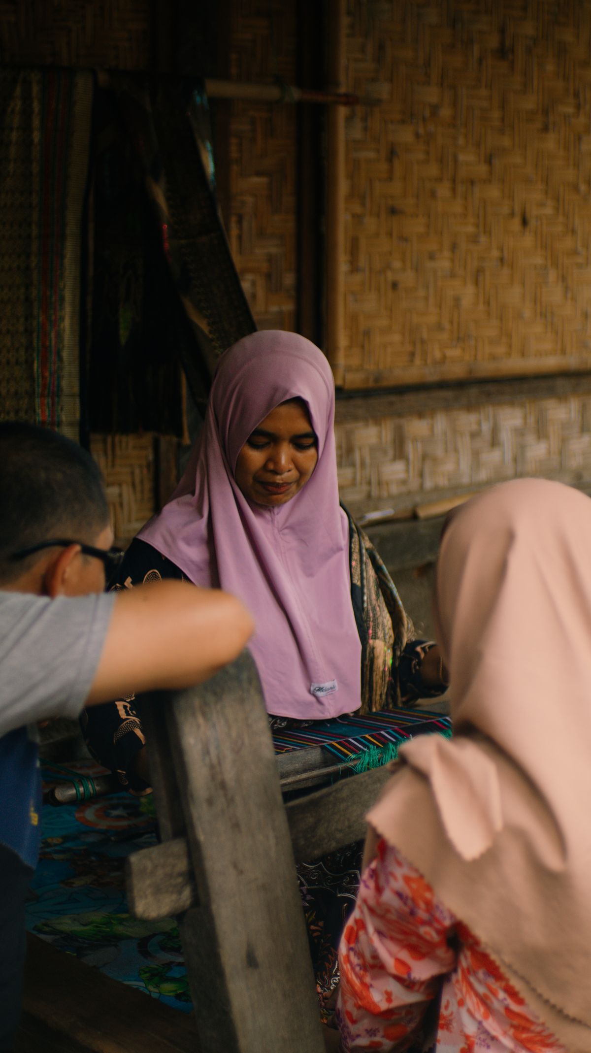 Perempuan Indonesia mengajarkan keterampilan menenun di lokakarya desa