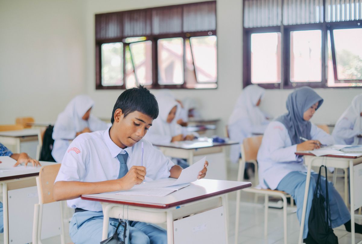 Siswa sekolah menengah Indonesia belajar bersama di ruang kelas