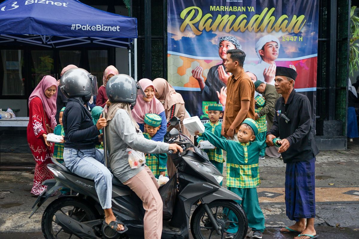 Warga Indonesia berkumpul dalam kegiatan sosial komunitas