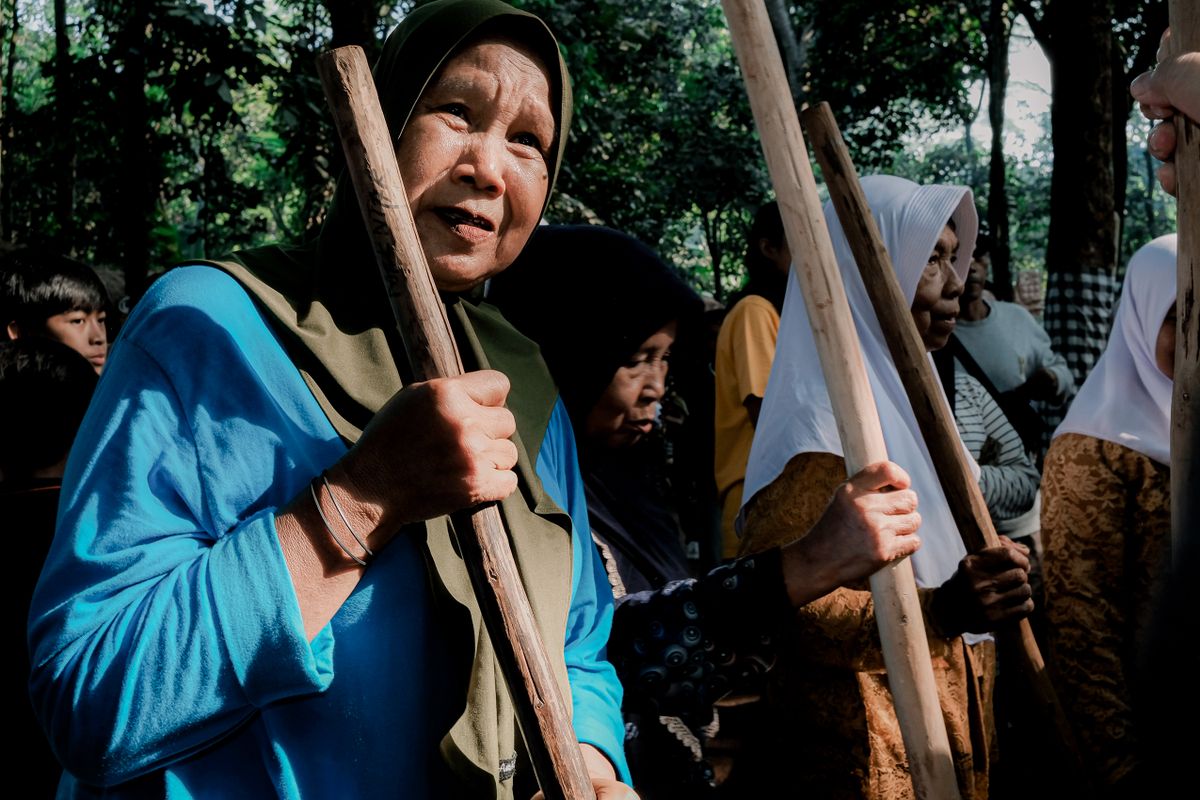 Perempuan Indonesia mengikuti kegiatan bersama di Jawa Barat