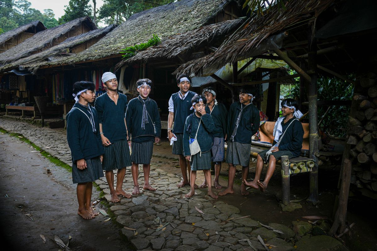 Pemuda Indonesia berkumpul dan berbincang di sebuah desa di Banten